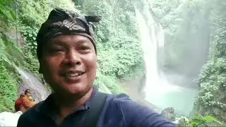 Voyage Bali spirituelle à Penyusuhan de Luang Ta Thong In Katapuñño avec les gens Thaïlandais
