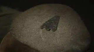 Jagende boeren in de bronstijd. Een pijlpunt maken uit vuursteen.