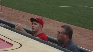 Mike Trout Signing Autographs - iFolloSports.com