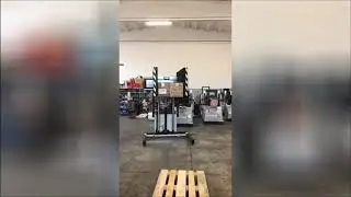 Elektryczny w&oacute;zek do wymiany palet TOPPY SIDE PRESS z pudełkami