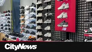 Some Calgary shoppers scramble for last-minute Christmas gifts
