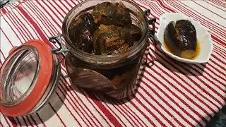 الدنجال مرقد. باذنجان مخلل aubergines marinées