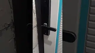 Установка двери с электронным замком.