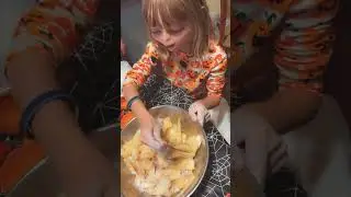Making apple pie but it turns into eyes 👀😬