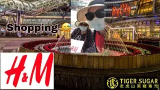 Shopping with Lola