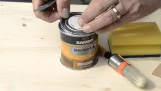 Het schilderen van een tafel - Rambo Interieur Lak