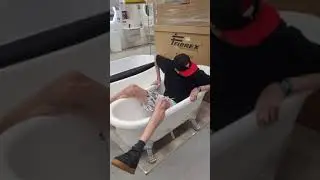Самый высокий человек в Румынии в ванной 😂