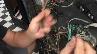 Bendel testando kit Nintendo 64 com San Francisco Rush para Jamma M&aacute;quina de corrida