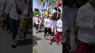 Upacara Melasti ke Pantai Pering
