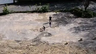 3]  Parc &agrave; jeux avec des briques de terre crue
