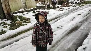 Она не подняла, а я её всё равно достала! Оттепель. Пошли расти грибы.