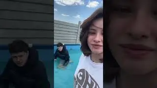 Cu geaca in piscina