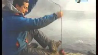 Man vs. Wild - Seul face &agrave; la nature -  Bear Grylls mange un cadavre de mouton.