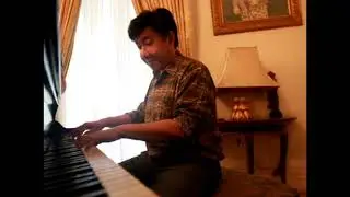 Guruh Soekarno Putra bermain Piano