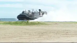 Residentes del sur llegan a playa de Arroyo para observar embarcaciones militares
