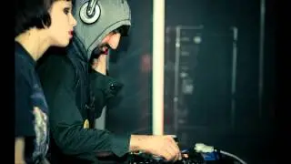 Crystal Castles - Leni ( + lyrics )