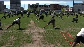 Игрок НФЛ проводит бесплатный лагерь для детей в Cass Tech High School