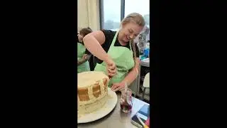 Heaven is a Cupcake - Spreading icing