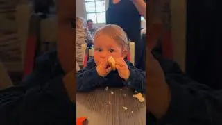 Лучшее блюдо в ресторане это хлеб #baby #funnybab #1k  #viral #top #funny #restaurant #food #eating