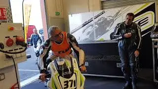 Comment piloter une moto ? Virage, trajectoire, regard, position