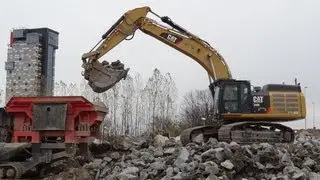 CAT 349E & 980H working with a Sandvik UJ440i crusher