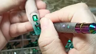 UÑAS  de ACRÍLICO NUDE CON CRISTALES VERDE ESMERALDA PARA XV AÑOS