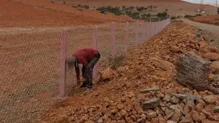 زبون صخور الرحامنة : تسييج ببوطو علو مترين وكرياج نوعية 14/70 ، أرض صخرية صعبة أنهكت عمالنا