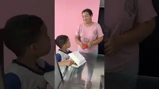 Manda a su hijo a pedir a la calle