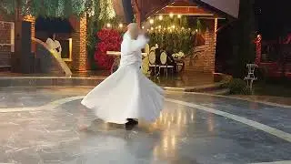 Mevlana dönüyor düğün salonunda ilahi söylüyor