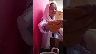 emang paling seneng iya kalau ada pelanggan yang jajan terus bawa temen temen nya #warungseblak