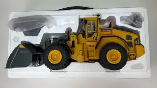 Unboxing the Double E L260H 1/16 RC Loader!