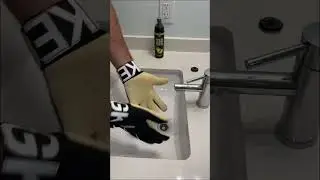 How to CLEAN your goalkeeper gloves properly. ASMR. #football #soccer #goalkeeper #goalkeepergloves