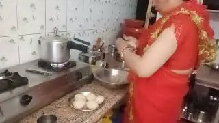 NEELAM JI DAL BATI BANA RAHI HAI AAP LOG AA  JAO KHANE 