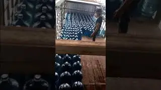 Proses muat botol galon