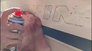 come rimuovere adesivi e la colla residua dallo scafo in vetroresina