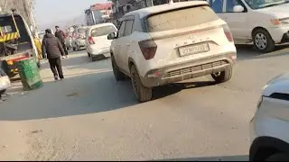 कश्मीर के बाज़ार में भीड़भाड़ और गाड़ियों का शोर! 🚜🔊@Devid_4912  #TrafficJam #KashmirVlogs #Market