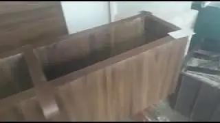 Cortando fita de borda 45° em aparador, muito simples de fazer.