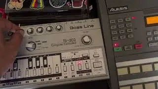 Pure Acid : Roland TB-303 , Alesis HR-16.