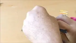 Ouvrir une serrure avec un carton de pizza et une pièce de 5 cents