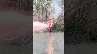 Silvesterrakete in Zeitlupe, so funktioniert eine Feuerwerksrakete #feuerwerk #pyrotechnik #rakete
