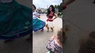Moana and Mirabelle dance with Maui in parade #disney  #disneyland #disneylandparis #dlp #parade