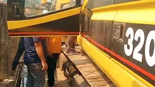 Large Excavator Working Meet Forest Mouse / Use Excavator Dig Hole Catch F...
