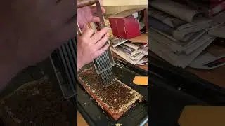 Heidehoning slingeren is een flinke klus!