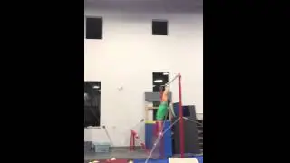 Marc turnt einen Doppelsalto Abgang am Reck (in Canada)