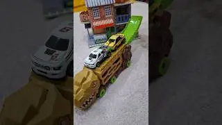 Parking on top of the dragon car 🚧 #pitintoys #disneypixarplaysets #hotwheels