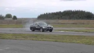 Даниил Квят пилотирует Infiniti Q70 (CARscope.ru)