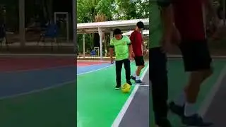 Ense&ntilde;andole a ni&ntilde;o hacer el ca&ntilde;o m&aacute;s efectivo del Freestyle #433 #1on1 #costarica #futbol #regates
