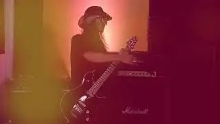 Kid soundcheck Les Paul and Radial Trimode