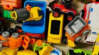 Складаємо великі машинки! | Cleaning up with big plastic toy cars!