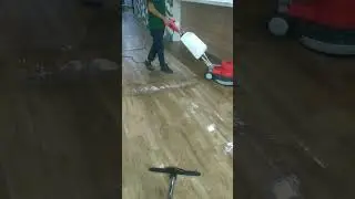 Brusing lantai vinyl.